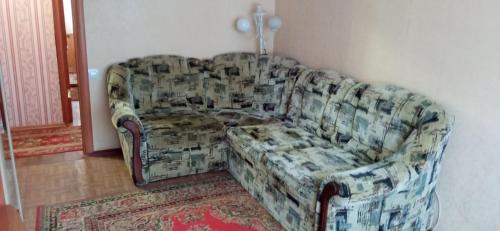 un sofá en la sala de estar en Квартира 2х-комнатная посуточно, en Krivoy Rog