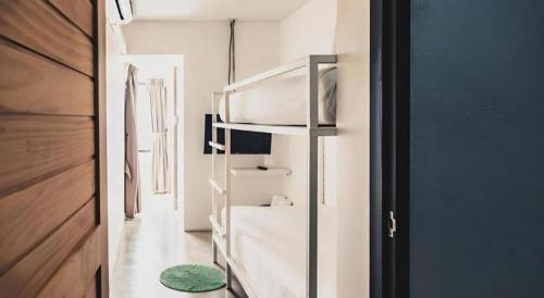 Bilik mandi di Journey Hostel Surat