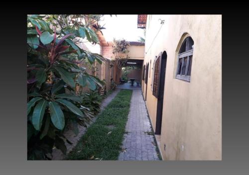 a small alley way between two buildings with a building at Pousada Canto de Bertioga in Bertioga