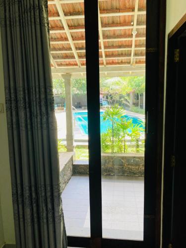 Kolam renang di atau dekat dengan Lavendra Villa Mirissa