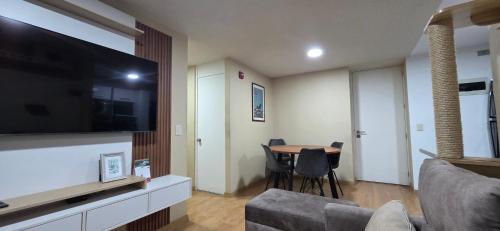 Una televisión o centro de entretenimiento en Minidepartamento en Ñaña