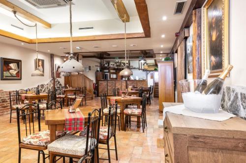 a restaurant with tables and chairs and a bar at Terme Banovci - Hotel Zeleni Gaj in Banovci