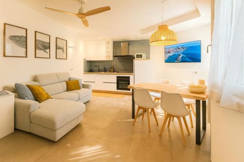 Kuchyň nebo kuchyňský kout v ubytování MobyDick, central, Walk to the Beach, Private Parking