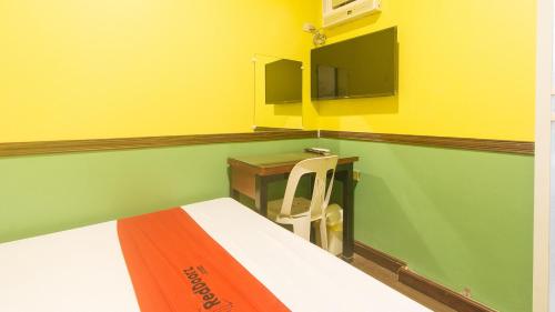 TV a/nebo společenská místnost v ubytování RedDoorz @ Camaman-An Cagayan De Oro City