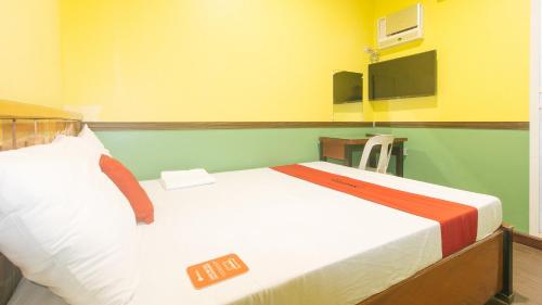 Postel nebo postele na pokoji v ubytování RedDoorz @ Camaman-An Cagayan De Oro City