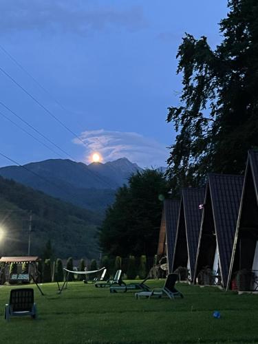 Vista generica sulle montagne o vista sulle montagne dall'interno del campeggio