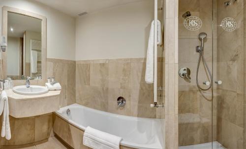 bagno con vasca, lavandino e doccia di Gran Hotel Suances a Suances