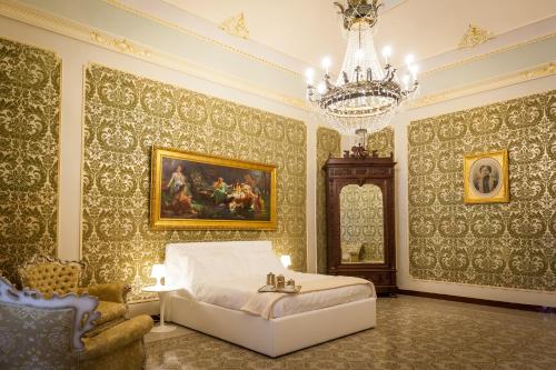 A bed or beds in a room at Palazzo Montalbano