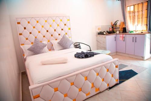 une chambre avec un grand lit blanc avec une tête de lit hexagonale dans l'établissement At Sekani Homes, à Eldoret