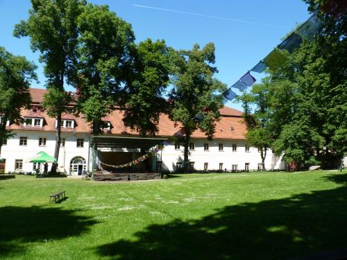 um grande edifício com um parque em frente em Hotel Tynec em Týnec nad Sázavou