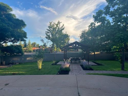 a garden with a picnic table at Sedona Uptown Gem!Large yard w grass and shade trees! Views!! NEW! BARREL SAUNA!!! Close to trails, walk to Uptown Sedona, restaurants and shopping in Sedona