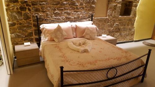 リオマッジョーレにあるCa Da Franchinaの石壁のベッドルーム1室(大型ベッド1台付)
