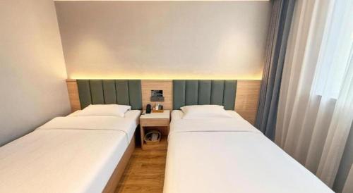 Un ou plusieurs lits dans un hébergement de l'établissement GreenTree Inn Jiangsu Xuzhou Jinshan Bridge Building Jinqiao Road Express Hotel