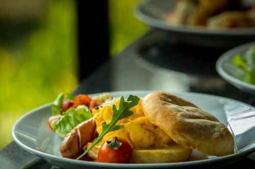 een bord met ontbijtproducten op een tafel bij Hyde Park Chiangmai in Chiang Mai
