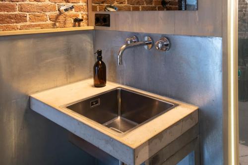 a kitchen sink with a bottle on top of it at Fort Vuren in Vuren
