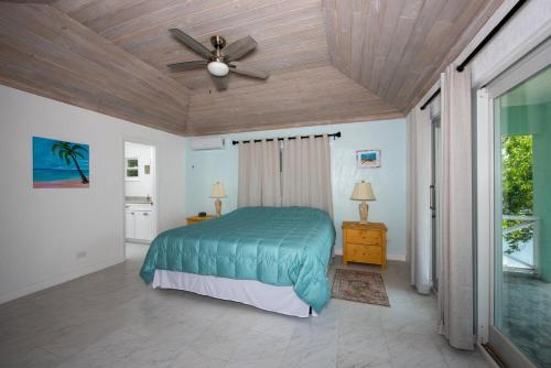 Postel nebo postele na pokoji v ubytování Ware-A-Dise - Newly Remodeled Home on Calm Caribbean home