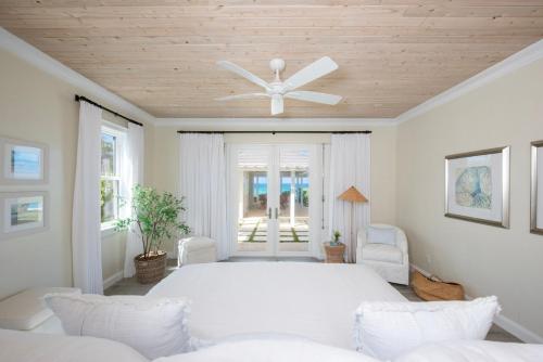 Letto o letti in una camera di Cricket Beach House-Luxurious Beachfront House home