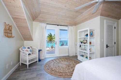 Letto o letti in una camera di Cricket Beach House-Luxurious Beachfront House home