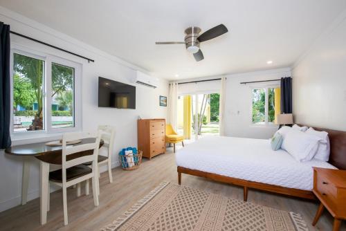 Katil atau katil-katil dalam bilik di Laughing Bird Studio #7 - Brand New Stylish Apartment, Pool, Bea condo