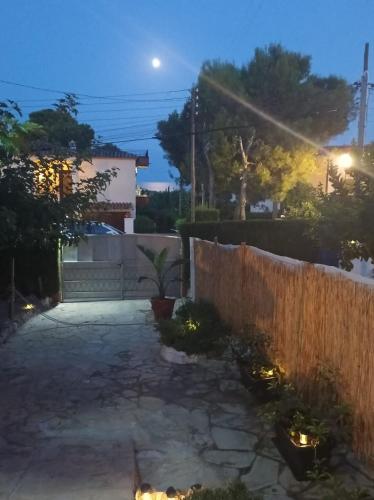 a backyard at night with the moon in the sky at Villa Angelita in Creixell