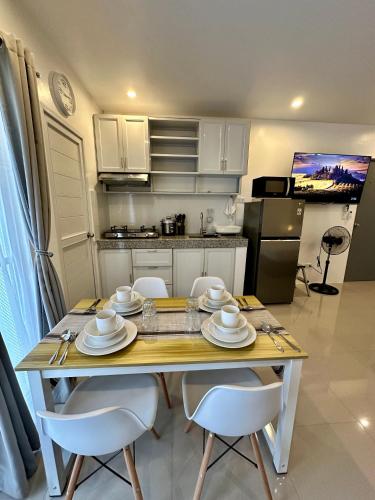 LC Guesthouseにあるキッチンまたは簡易キッチン