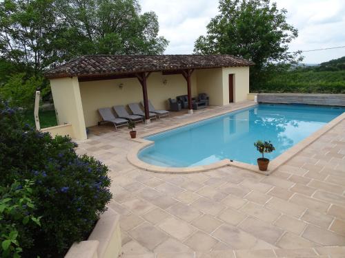 - une piscine dans une terrasse avec un kiosque dans l'établissement Le Vieux Manoir, à Valeilles