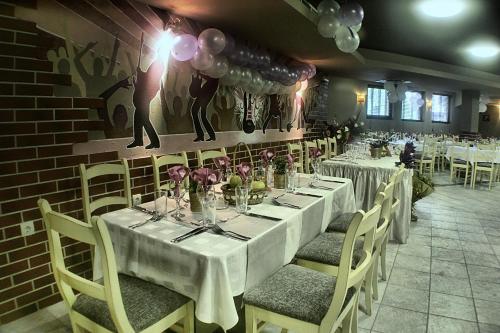 Spa Hotel Planinata tesisinde bir restoran veya yemek mekanı
