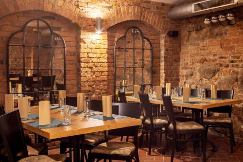 Brovaria Boutique Hotel Stary Rynek - Old Town Squareにあるレストランまたは飲食店