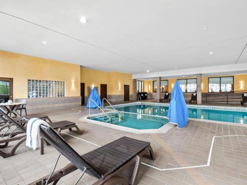 Bazén v ubytování Comfort Inn & Suites Allen Park - Dearborn nebo v jeho okolí