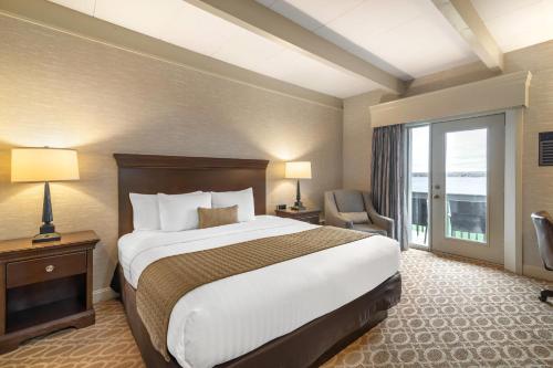 a hotel room with a large bed and a window at The Inn at Gran View Ogdensburg, an Ascend Collection Hotel in Ogdensburg