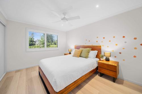 Una cama o camas en una habitación de Buderim Mountaintop Retreat With Pool