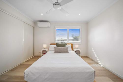Una cama o camas en una habitación de Buderim Mountaintop Retreat With Pool