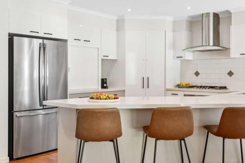 Una cocina o cocineta en Buderim Mountaintop Retreat With Pool