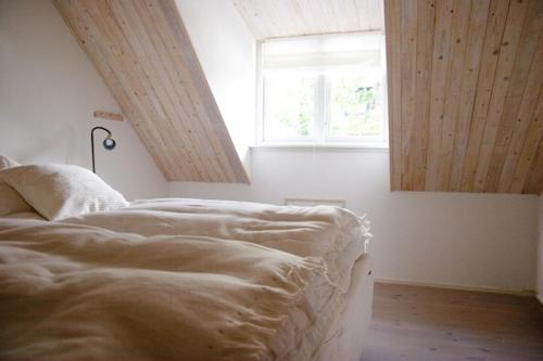 a bedroom with two beds and a window at Apan & Klyset in Simrishamn