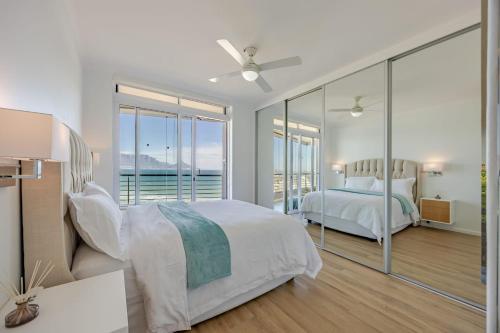 En eller flere senge i et værelse på Luxury Beachfront-LaVista with Mountain & Ocean views