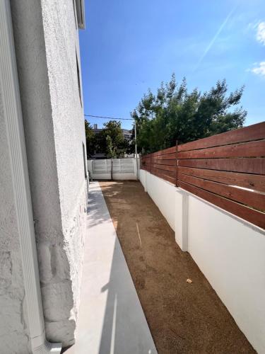 a side view of a fence on a house at Camping Joncar Mar in Roses