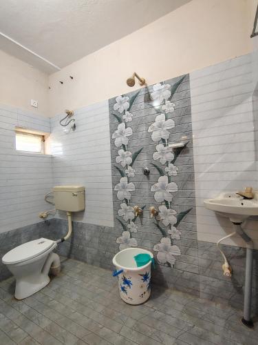 a bathroom with a toilet and a sink at 4M FarmStay in Bodināyakkanūr