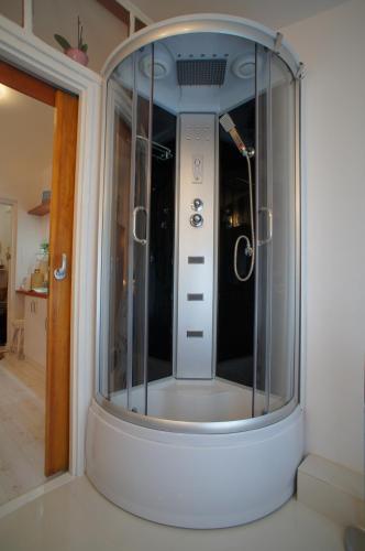 a room with a glass elevator in a room at Tante Hedwig in Świnoujście
