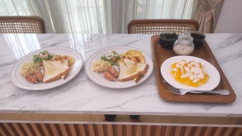drie borden eten op een tafel bij Omah Ulfah Homestay in Banyuwangi