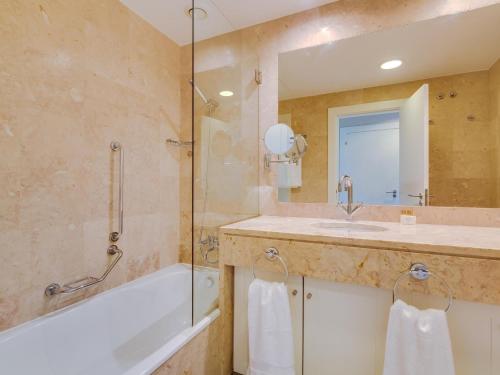 Apartamento T2 renovado no Vila Sol com piscina