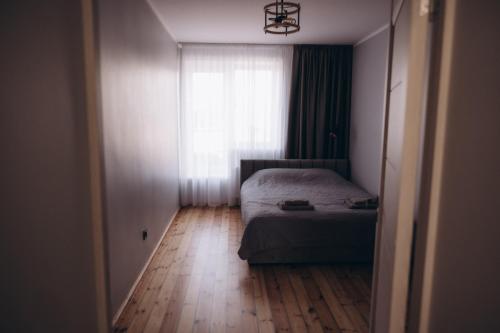 Postel nebo postele na pokoji v ubytování Zāles apartments