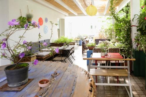 een patio met een tafel, stoelen en planten bij Ostello Meet Gardalake Hostel in Peschiera del Garda