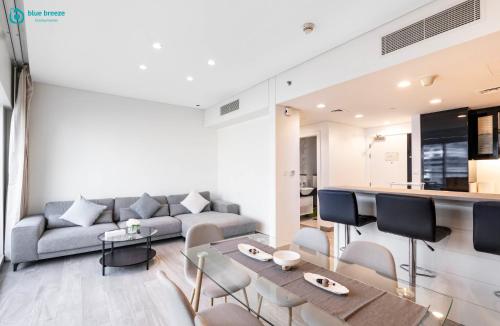 Blue Breeze - Stunning 1BR with Canal & Pool Views