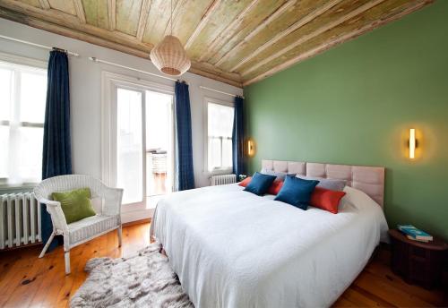 - une chambre dotée d'un grand lit avec des oreillers bleus et rouges dans l'établissement 3 Bedroom, 2 Bathroom Fully Equipped House, à Istanbul