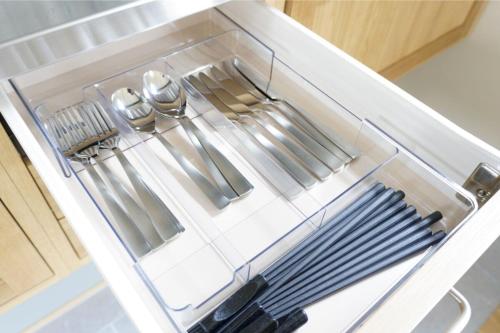 美瑛町にあるFarm Stay Chiyoda-Saraの銀器の引き出し台所