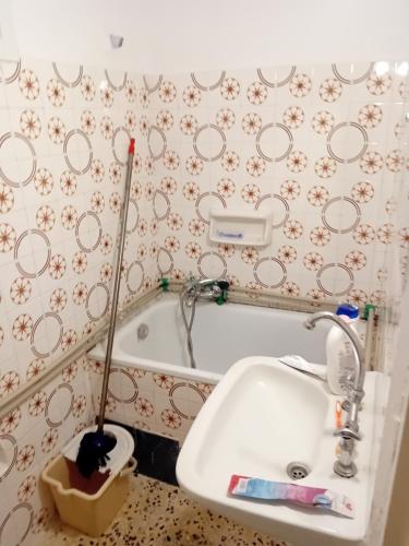 Ένα μπάνιο στο Larry house