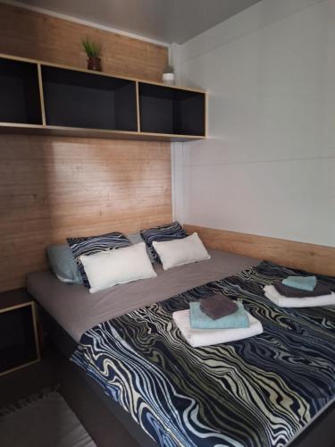 Katil atau katil-katil dalam bilik di INNOVA TravelVir MobHome Lory