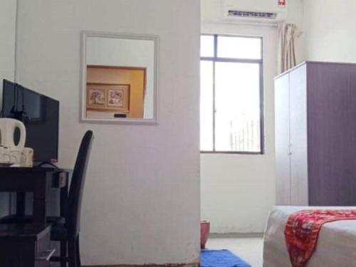 a room with a bed and a door with a window at OYO 90785 Pandan Hotel in Kota Kinabalu
