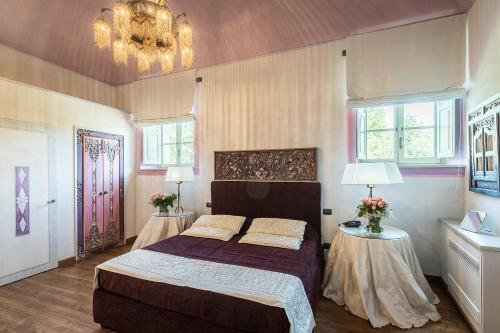 Ένα ή περισσότερα κρεβάτια σε δωμάτιο στο Castello di Pontebosio Luxury Resort