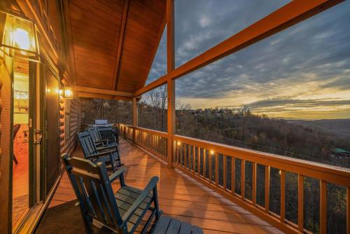 Μπαλκόνι ή βεράντα στο 4BR Cabin with Ski Resort, Mtn Views & Hot Tub